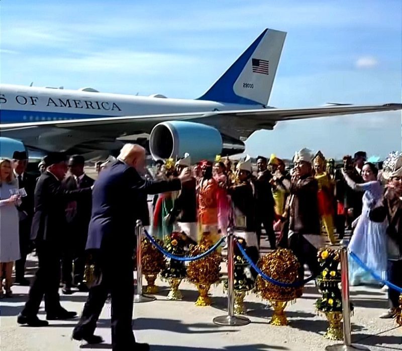 (VIDEO) When Diplomacy Dances, President Trump’s Legendary Welcome to Malaysia! Pogledajte, Američki Predsjednik Trump pleše u Maleziji u znaku prijateljstva