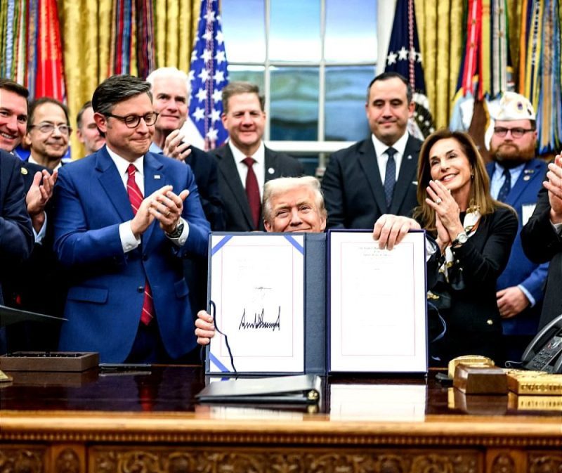(VIDEO) A Sigh of Relief, U.S. Government is Officially Back to Work! Trump potpisao zakon koji završava najdulje zatvaranje vlade u povijesti SAD-a