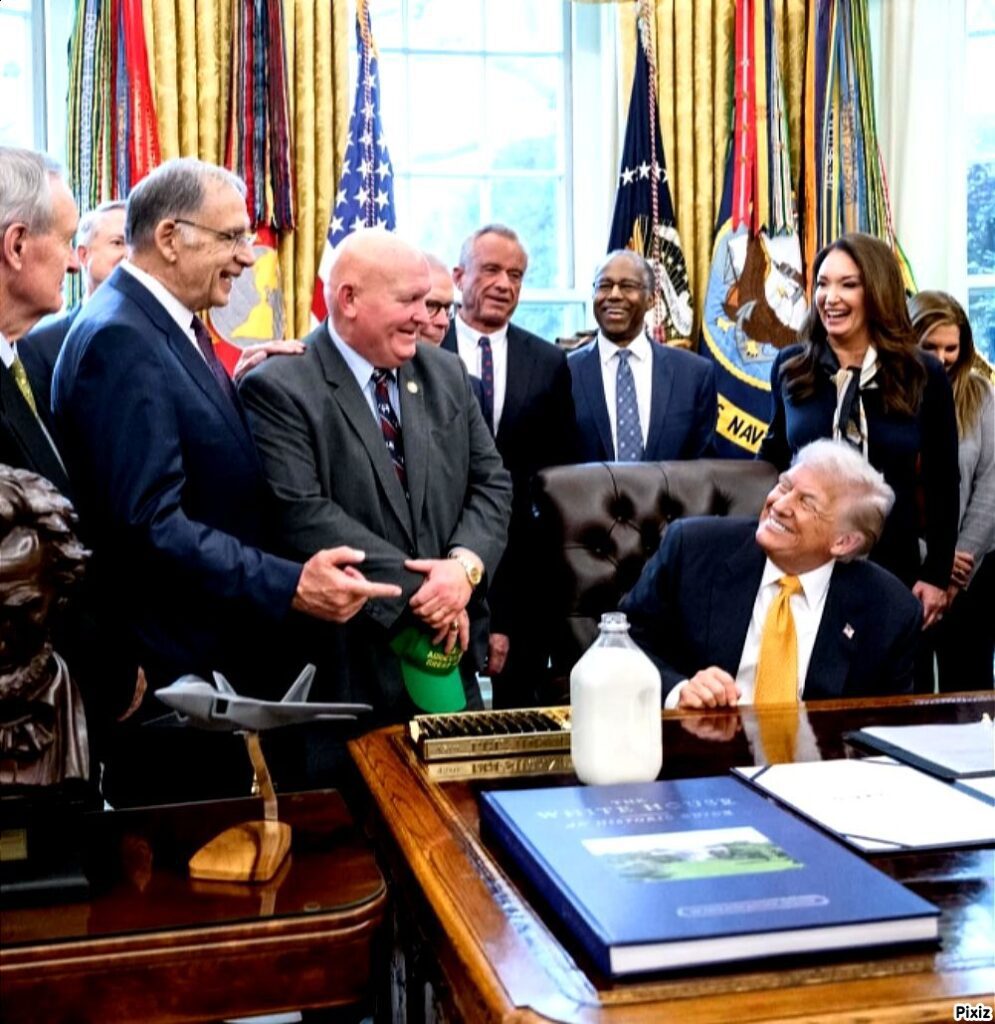 (FOTO i VIDEO) Američki predsjednik Trump potpisao povijesni ‘Zakon o punom mlijeku za zdravu djecu’ u pobjedi za škole i učenike