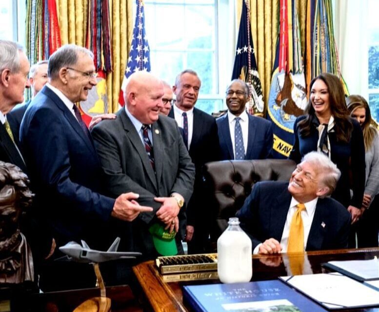 (FOTO i VIDEO) Američki predsjednik Trump potpisao povijesni ‘Zakon o punom mlijeku za zdravu djecu’ u pobjedi za škole i učenike