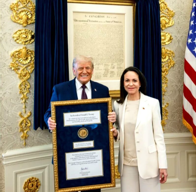 A Historic Gesture of Respect! María Corina Machado uručila Nobelovu nagradu za mir američkom predsjedniku Trumpu na sastanku u Ovalnom uredu