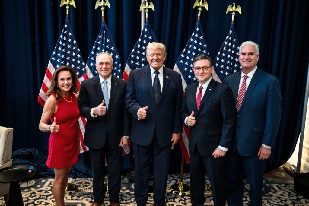 (FOTO i VIDEO) Mike Johnson Thinks Trump’s Blueprint Is the Midterm Secret Weapon! Američki predsjednik i dalje ostaje „na listi birača, američkih patriota”