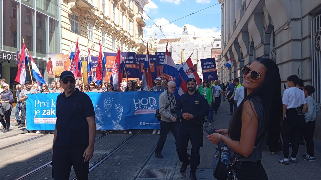 (FOTO) Hod za život, obitelj i Hrvatsku u Zagrebu! Proslava života – Život je dar, zaštitimo ga zajedno