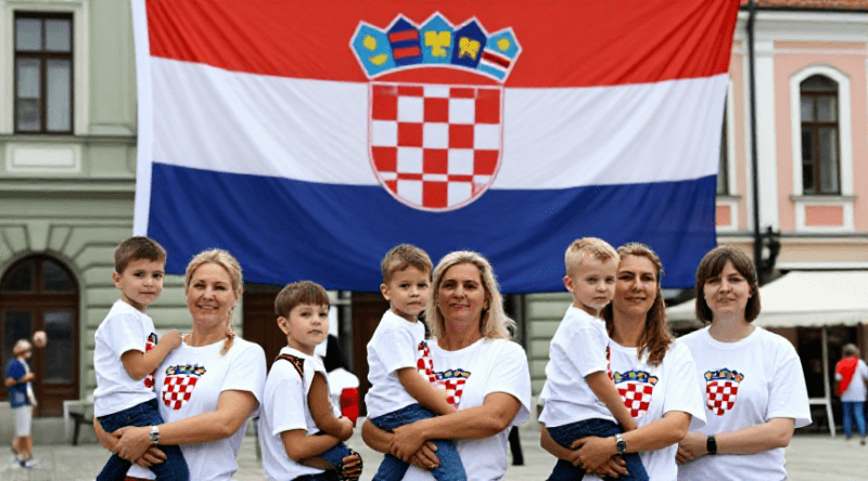 Tiha svetost majčinstva! Sretan Majčin dan svim prekrasnim, izdržljivim hrvatskim majkama