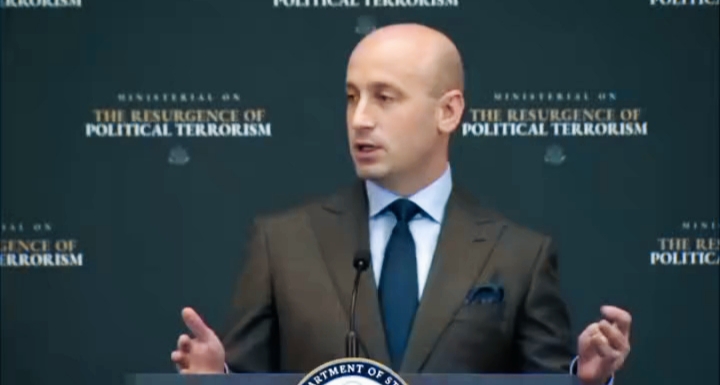 (VIDEO) Zamjenik šefa kabineta Bijele kuće i savjetnik za domovinsku sigurnost Stephen Miller: “Antife djeluju kao međunarodne mreže, dijeleći financiranje, organizacijske taktike i obavještajne podatke preko granica”