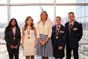 A Bright Path Forward! Američka kongresnica Beth Van Duyne i njen božanski, patriotski rad na američki način