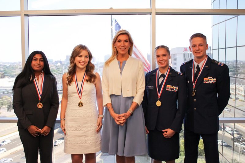 A Bright Path Forward! Američka kongresnica Beth Van Duyne i njen božanski, patriotski rad na američki način